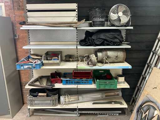 Étagères de magasin avec contenu