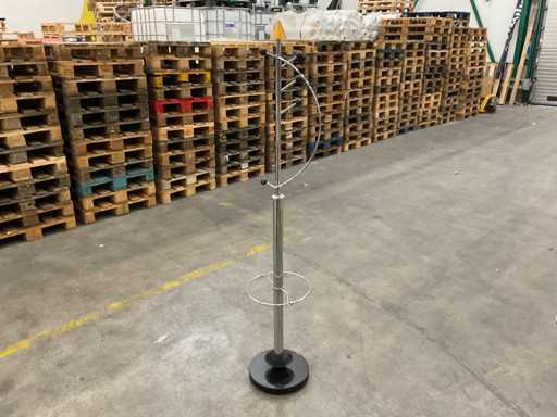 Cuier pentru haine în poziție verticală