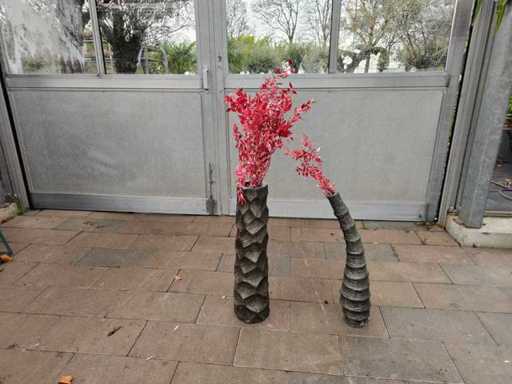 Vaze exclusive din fibră de sticlă într-un set de flori artificiale roșii - 110 cm