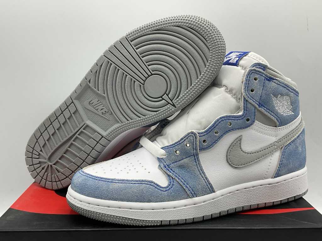Nike Jordan 1 Retro High OG Hyper Royal Sneakers 36