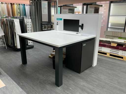 Table de magasin avec moniteur