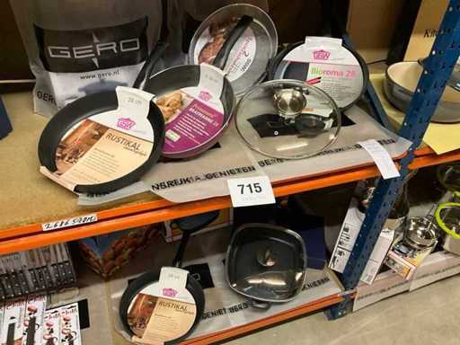 Vari utensili da cucina feriti da arma da fuoco