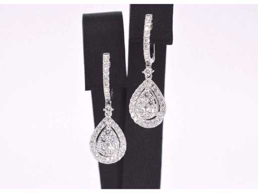 Teardrop-shaped earrings with brilliant cut diamonds