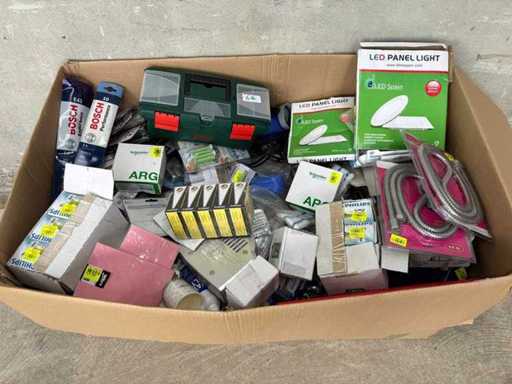 Pełne pudełko rzeczy DIY i różnych rzeczy