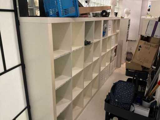 Marchandises d’entrepôt et armoires compartimentées