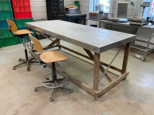 Mobile workbench with 2 workshop stools
