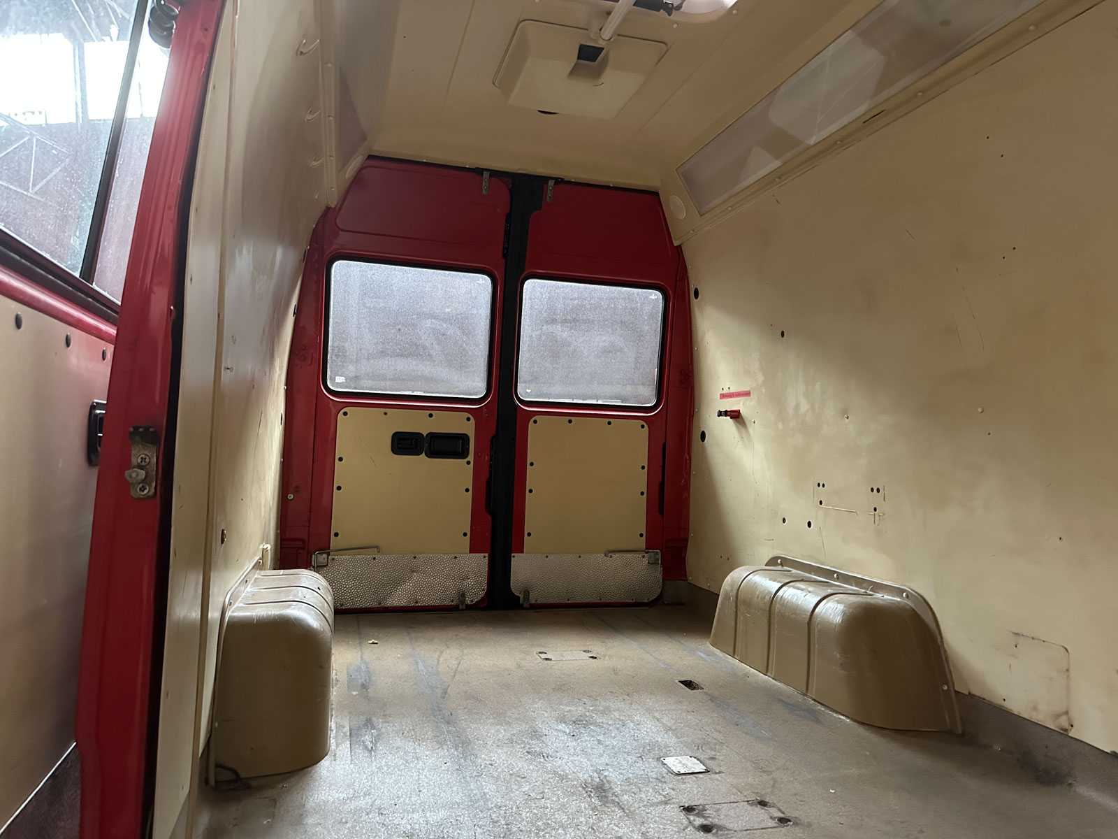 Mercedes-Benz -Brandweerwagen- 310D hoog G.V.W. Lang/Laag 95pk 1994, V-76-NGP