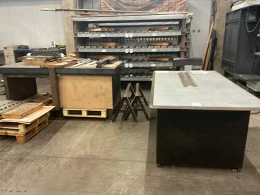 Various metal workbenches (2x)