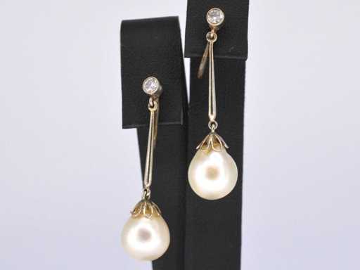 Boucles d’oreilles anciennes avec des perles et des diamants