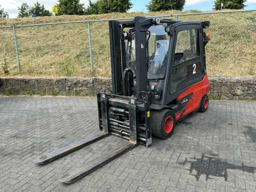 Elektryczny wózek widłowy Linde E35 z 2020 roku z Griptech ReachForks i hydraulicznym pozycjonerem widelca