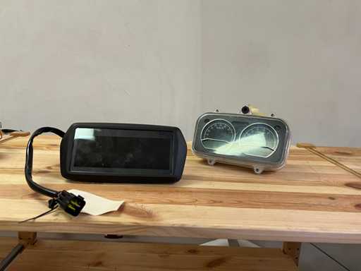 NIU - Dashboard / Instrument cluster / Display (2x)