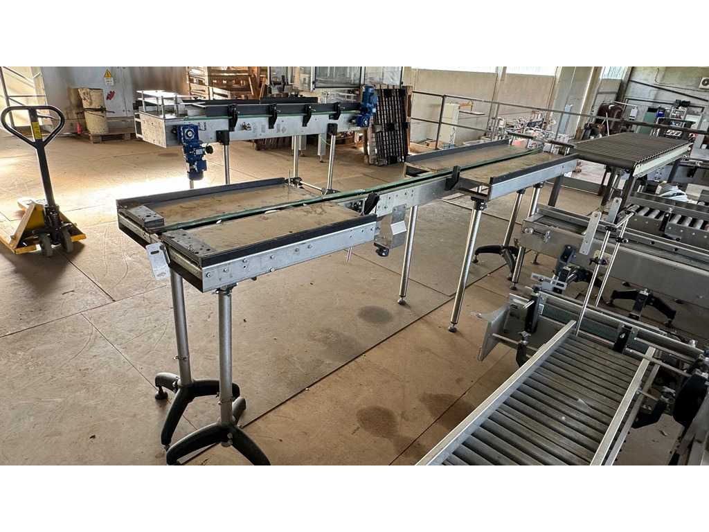 Straight belt with stainless steel accumulation table for bottles