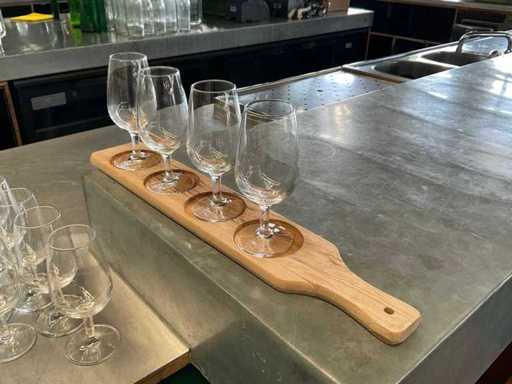 Bierglas op serveerplank
