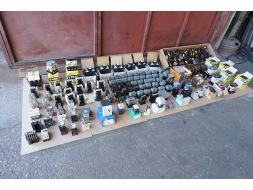   O mul?ime de contactoare ?i relee