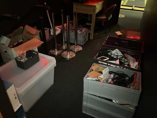 Diverse cabluri, iluminat și bunuri IT