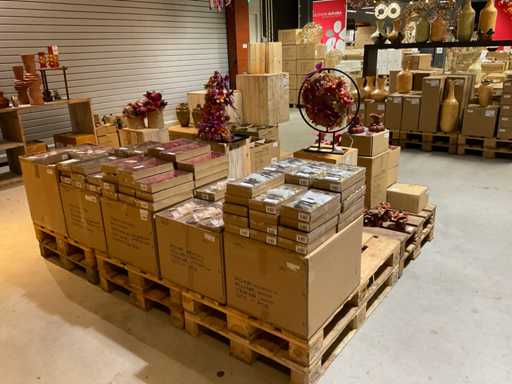 Batch of mosaic vases with artificial flowers