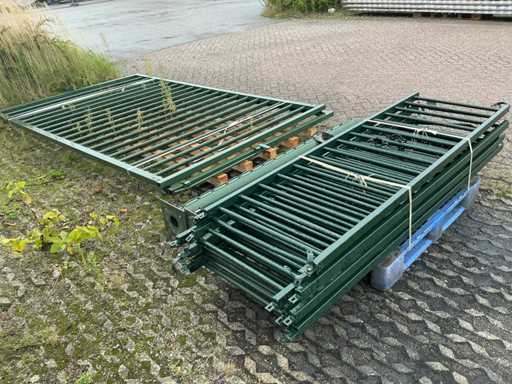 Toegangspoort met hekwerkdelen