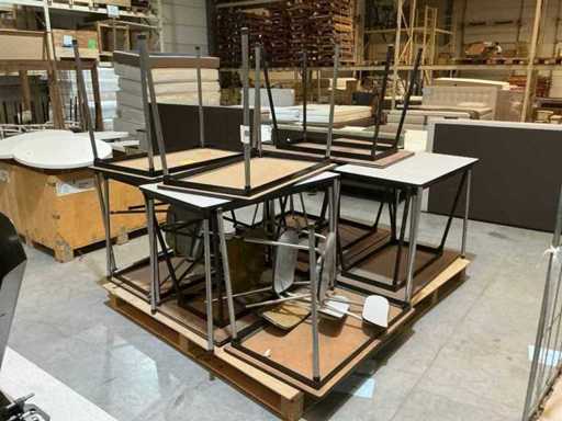 12 diverse tafels en 6 stoelen