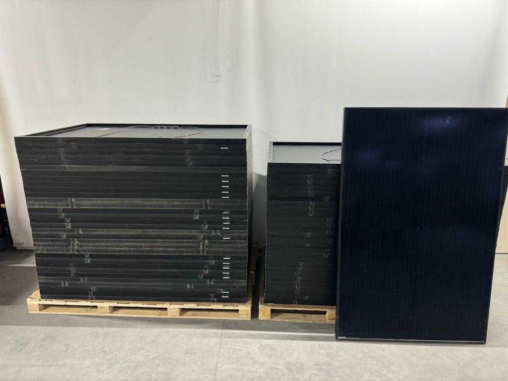 Izen - MP1720330 - set di 40 pannelli solari neri pieni usati