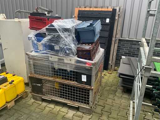 Partij magazijnbakken en kratten