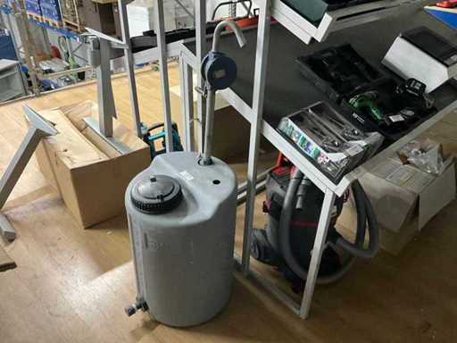 Astro-Speichertank mit Handpumpe