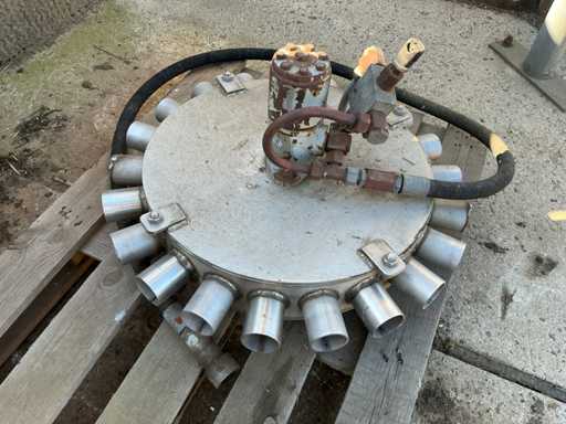 Distribution mill for manure injector