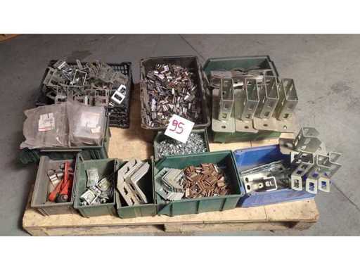Stoc de diverse materiale din piese metalice mici