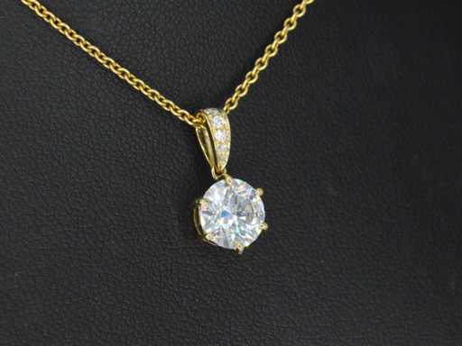 Pandantiv solitar din aur cu un diamant de 1,50 carate