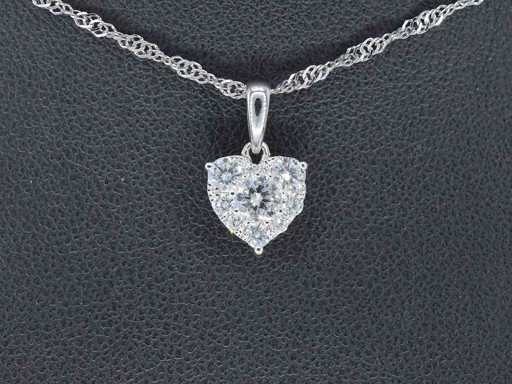 Witgouden hartvormige hanger met diamanten