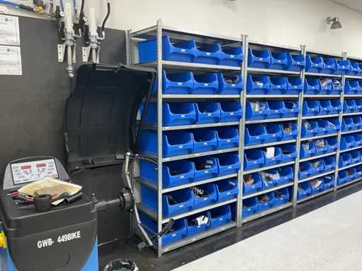 Scaffale Kruizinga con contenitori di stoccaggio