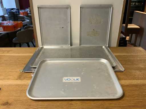 Partia aluminiowych blach do pieczenia