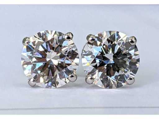 Des boujons d’oreilles en or blanc 18 carats avec un calibre 3,05 ct. Diamant