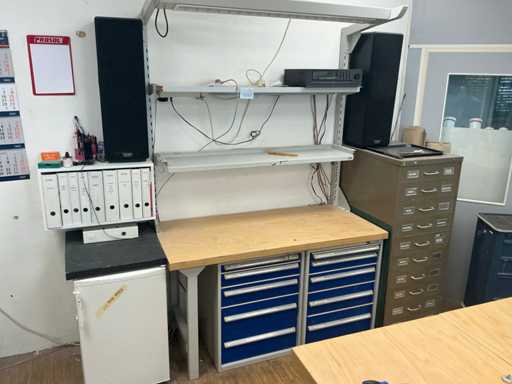 Établi avec éclairage