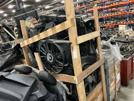 Batch of Mercedes-Benz parts