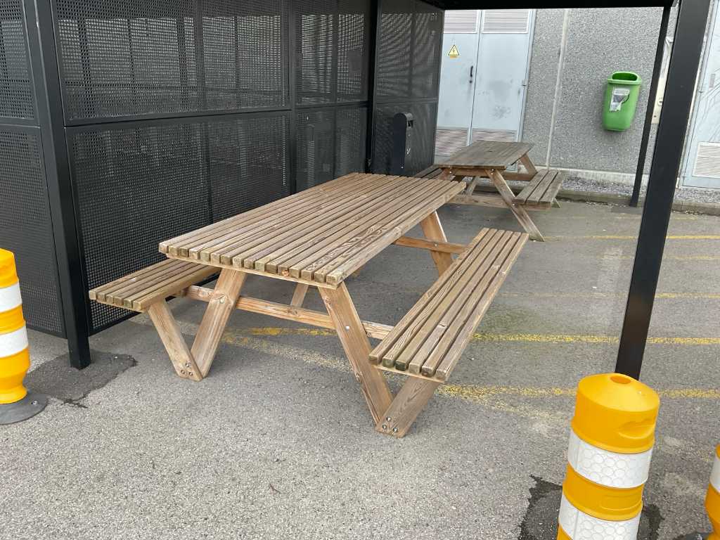Wooden picnic table (2x)