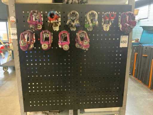 Série d’yeux levés sur l’étagère de l’entrepôt