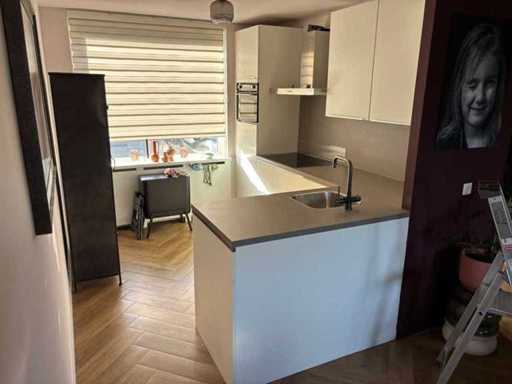 Cucina con elettrodomestici