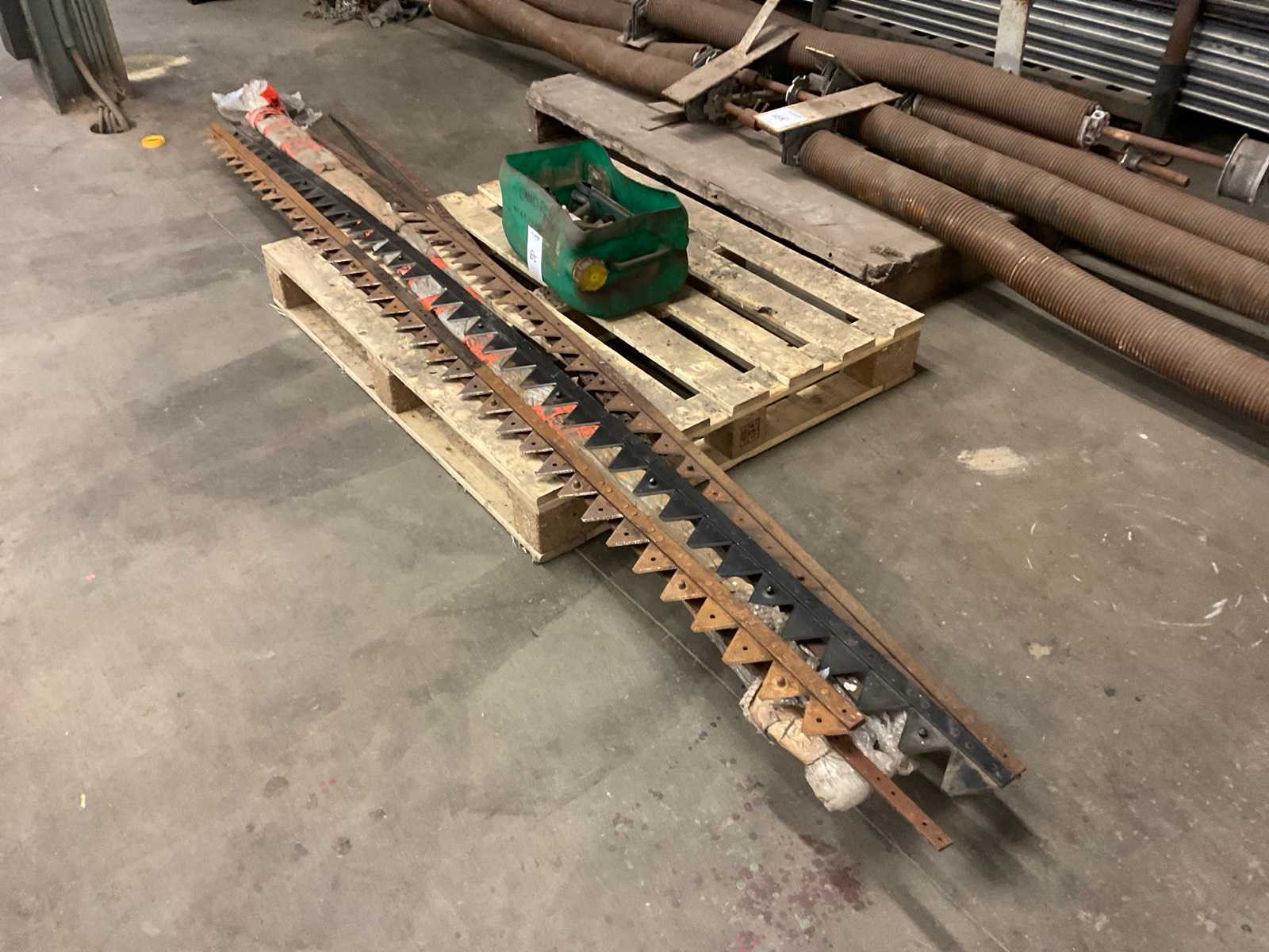 Batch of cutter bar parts