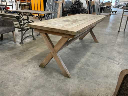 Großer Gartentisch aus Teakholz