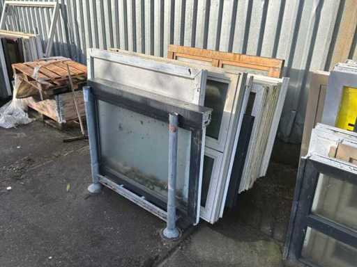 Un lot de rame de ferestre