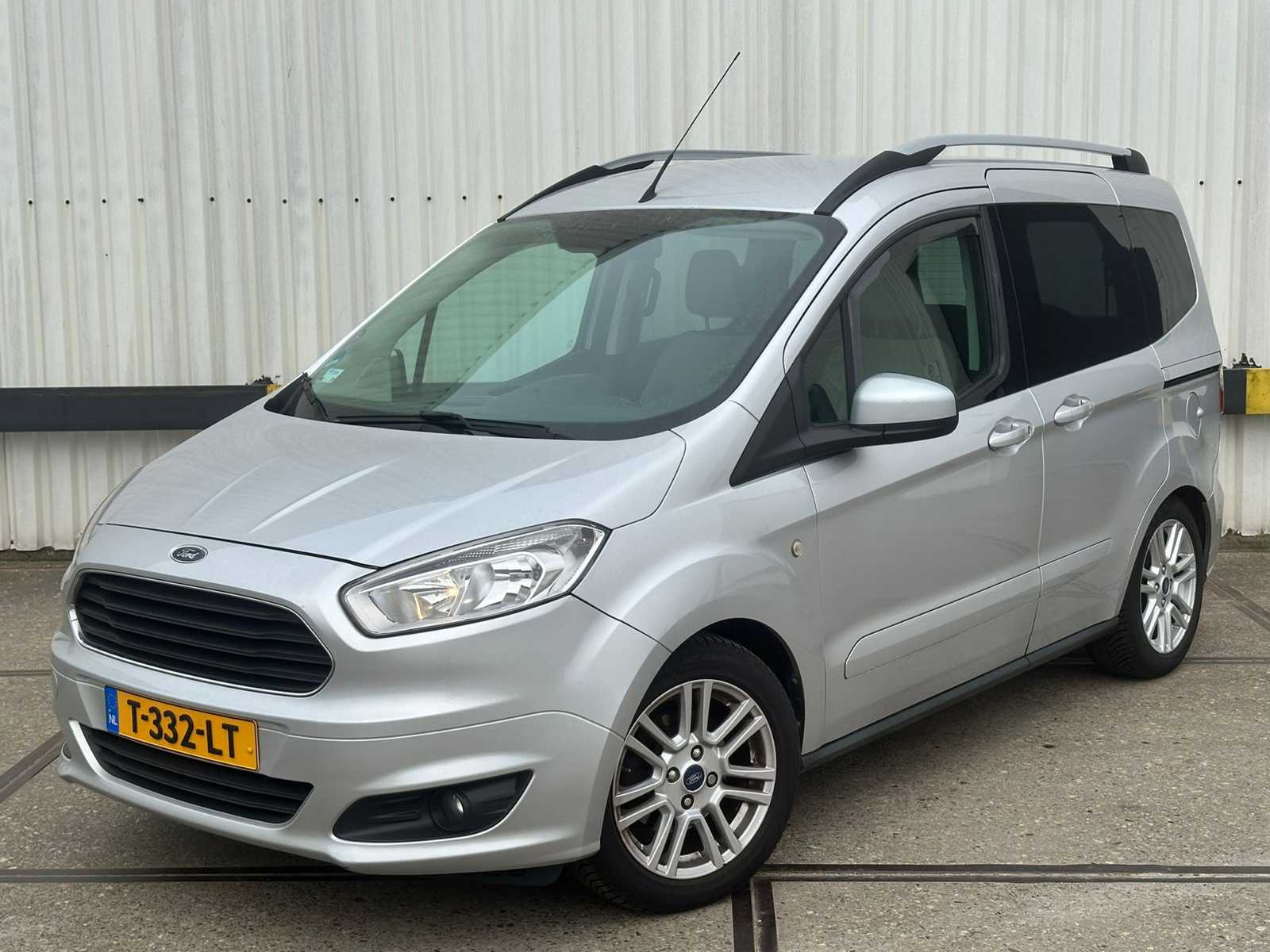 Ford Tourneo 5-Sitzer Courier Titanium. T-332-LT
