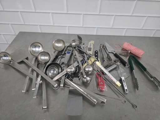 Lot de divers ustensiles de cuisine (en acier inoxydable)