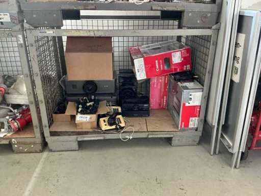 Bundle of IT accessories and data projectors