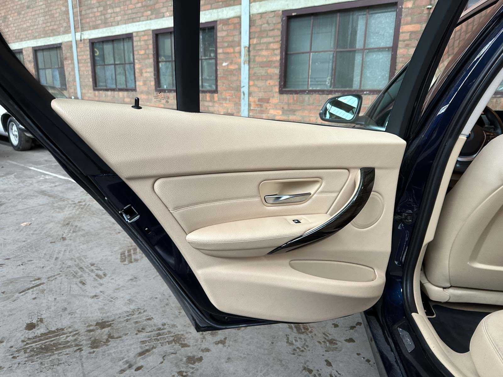 BMW 320i EfficientDynamics Edition Upgrade Edition 170pk 2013 (Origineel-NL) 3-serie, 1-SLL-03