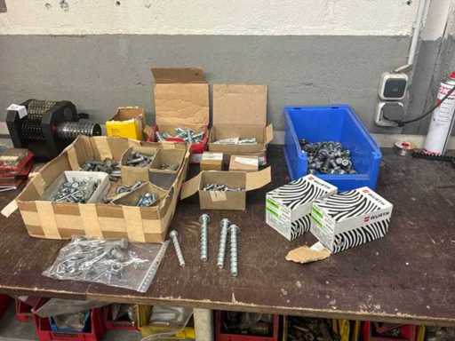 Charge von Schrauben, Muttern und Unterlegscheiben