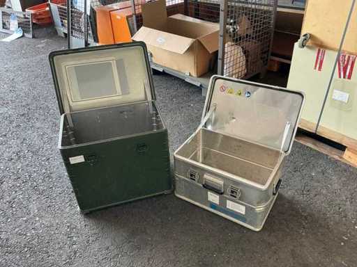 Empty transport crates (2x)