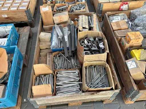 Verschiedene Bau- und Befestigungsmaterialien