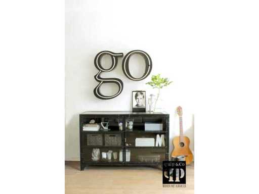 Quip & Co 2-türige niedrige Vitrinne