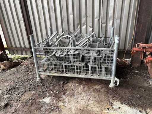 Charge von verzinkten Balkenhaltern