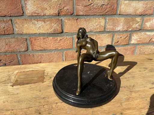 Sculptuur vrouw brons
